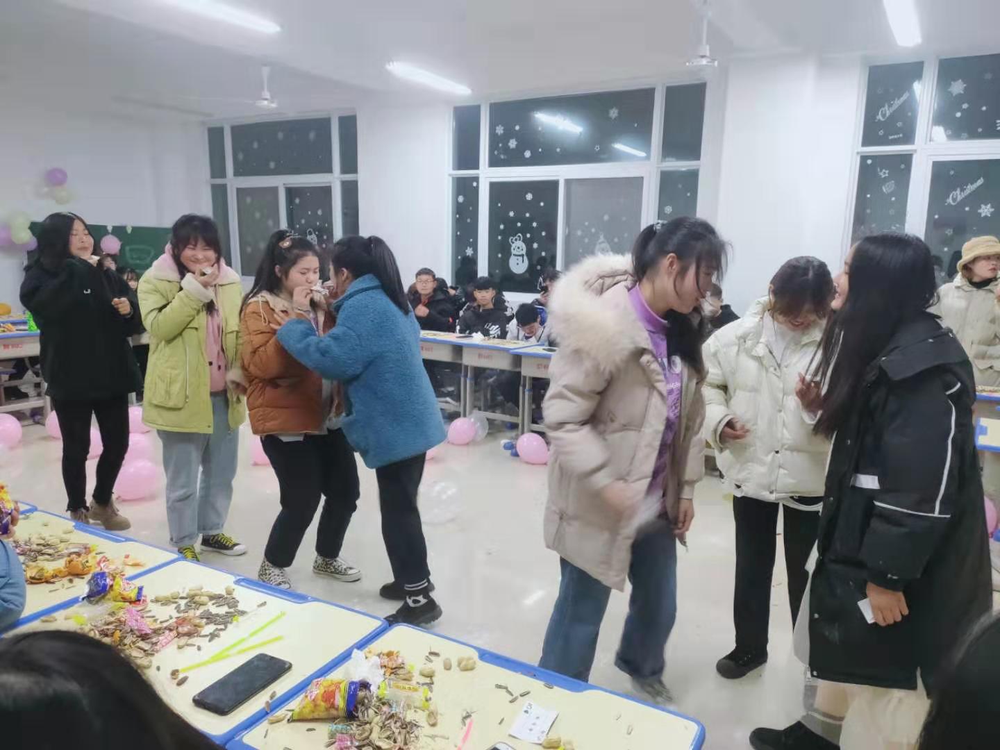大家一起做游戏面粉接力赛